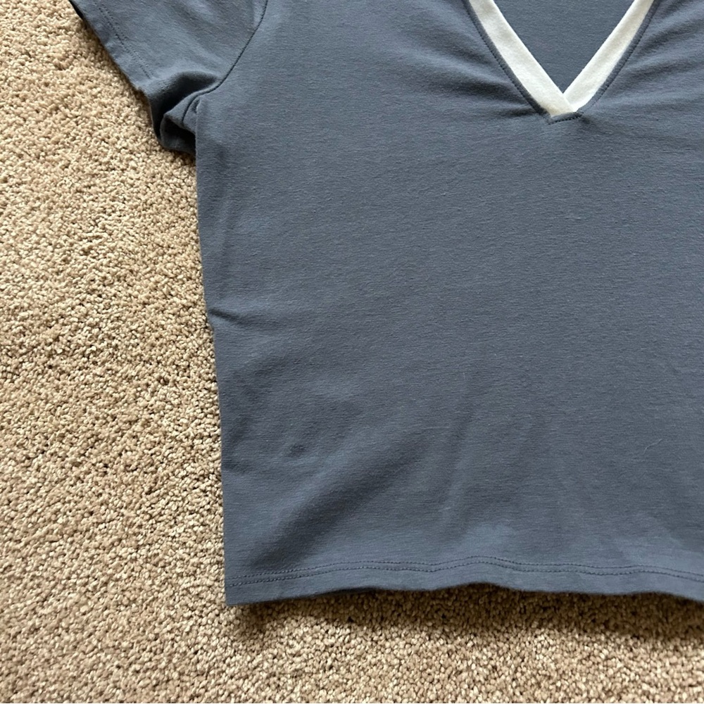 Hollister Small Collared V-Neck T-Shirt - Picture 5 of 7